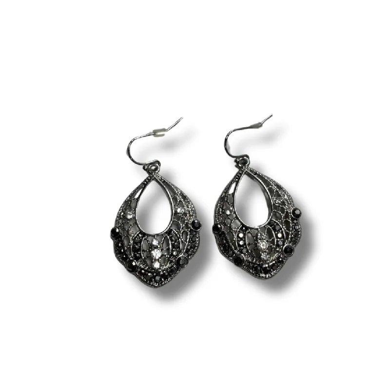 Drop Earrings with Etched Designs -Earrings Dangle/drop By Clothes Mentor, Size: 02 Piece Set