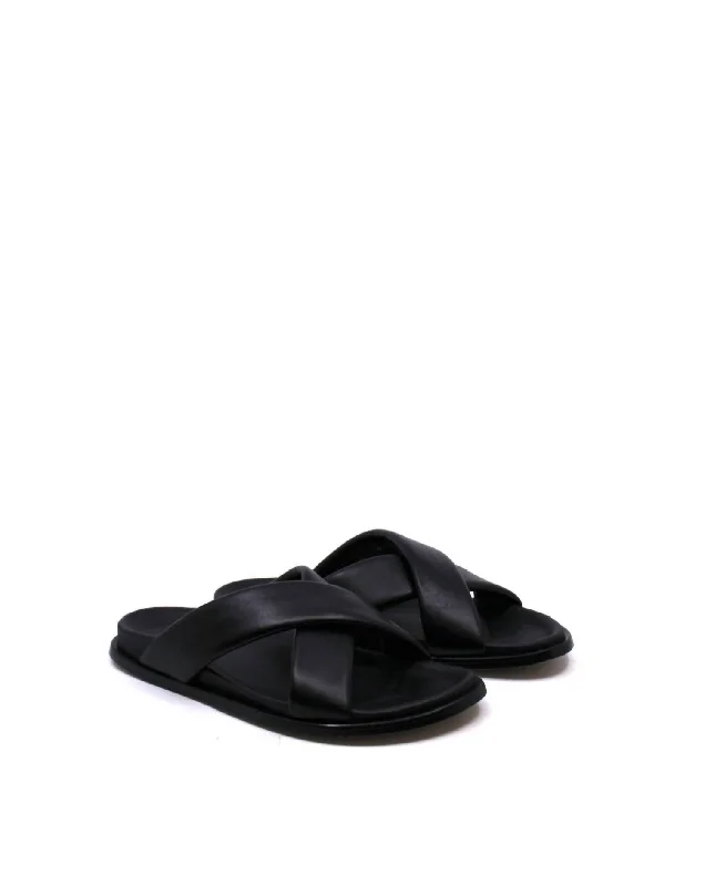 Trendy sandals for women with wedge heels and strappy design for casual chic-Women's Calima Flat Sandals In Black